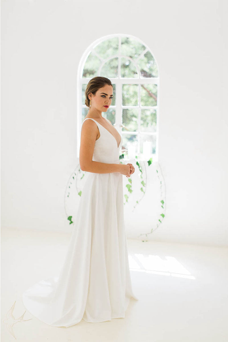 V-neck Open Back Elegant Wedding Dress