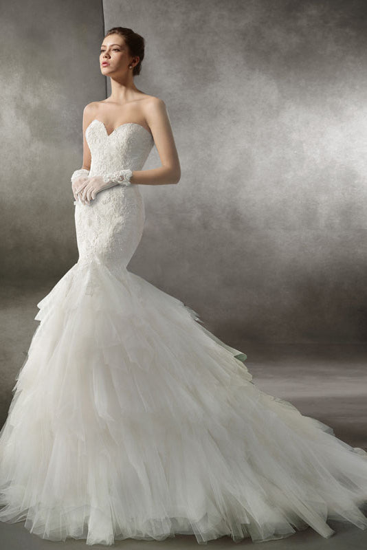 Trumpet/Mermaid Sweetheart Chapel Train Lace Wedding Dress