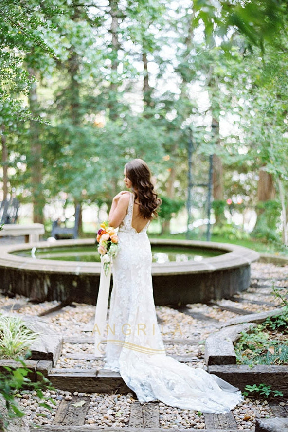 Trumpet/Mermaid V-neck Lace Wedding Dress