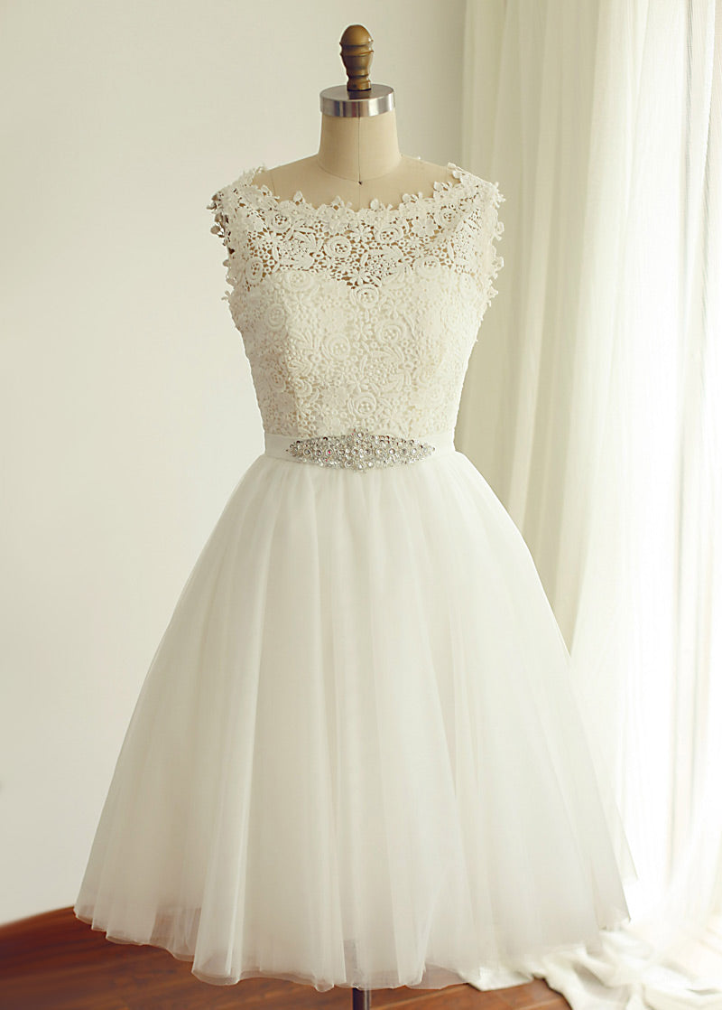 A-Line/Princess Lace Sleeveless Short Wedding Dresses with Beading