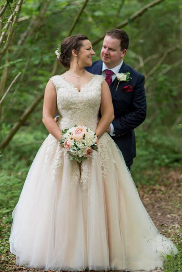 Open Back Tulle Floor-Length Lace V-neck Wedding Dress