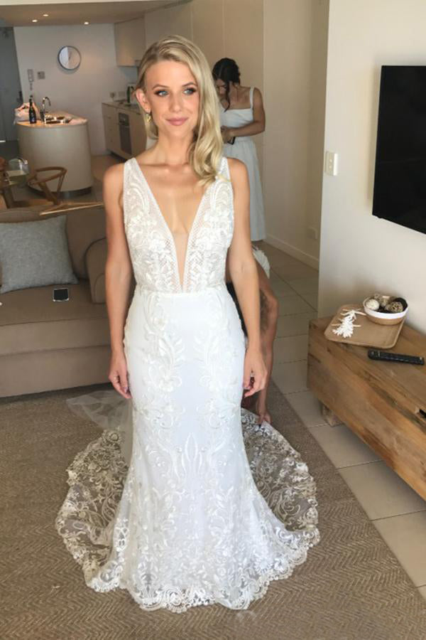 Elegant Sleeveless  V-neck Lace Wedding Dress